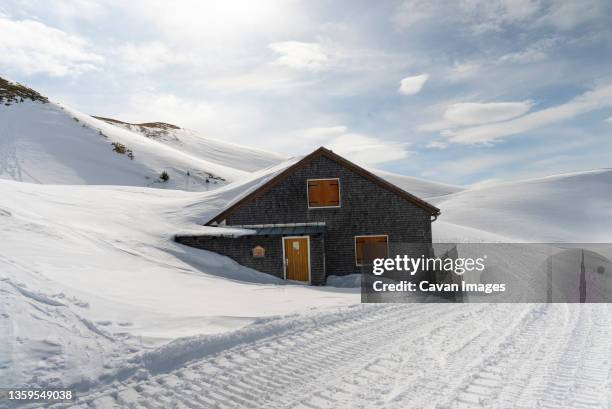 mountain cabin covered with snow - styria stock-fotos und bilder