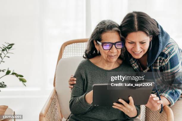 vantaggi per i caregiver - caring for elderly foto e immagini stock