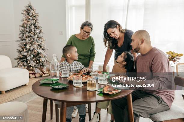 familia multiétnica comiendo pizza para el almuerzo - filipino family eating fotografías e imágenes de stock