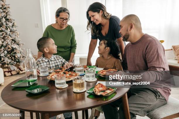 famiglia multietnica che ha la pizza per il pranzo - filipino family dinner foto e immagini stock