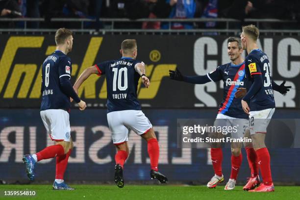 Fin Bartels of Kiel celebrates his team's first goal with teammates during the Second Bundesliga match between Holstein Kiel and FC St. Pauli at...