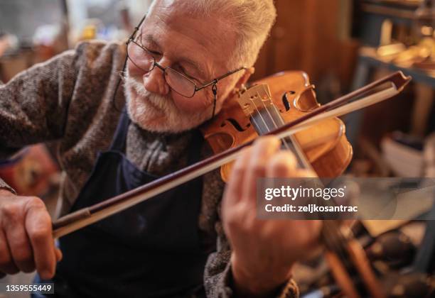 artesano senior haciendo el violín - exactitud fotografías e imágenes de stock