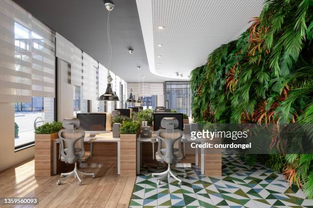 interior moderno ecológico do escritório com mesas, cadeiras de escritório, luzes pendentes e jardim vertical. - trepadeira - fotografias e filmes do acervo