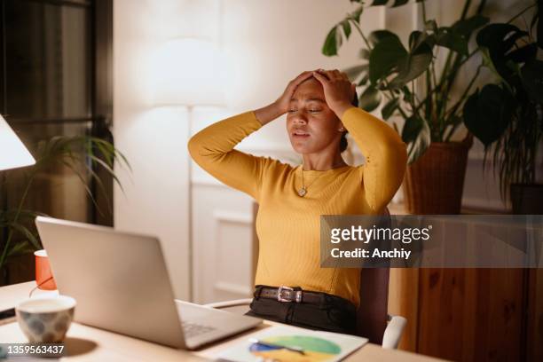 giovane donna che reagisce al fallimento e sconvolta dalla perdita guardando il laptop - furious foto e immagini stock