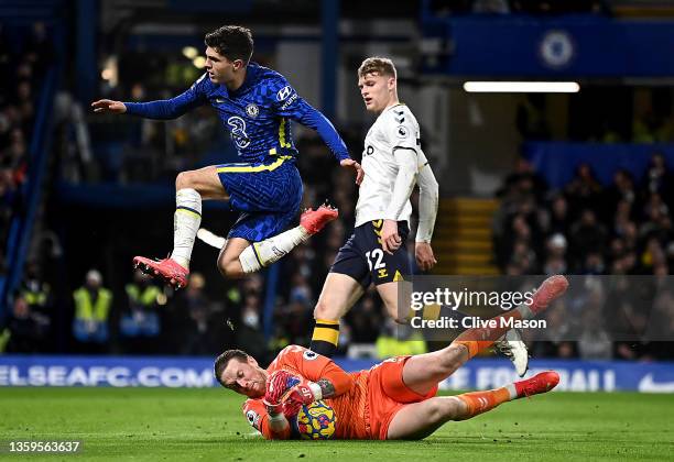 Christian Pulisic of Chelsea evades the tackle from Jordan Pickford of Everton during the Premier League match between Chelsea and Everton at...