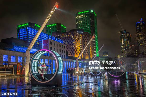 montreal di notte. il "quartier des spectacles" di montreal. québec, canada. - montreal foto e immagini stock