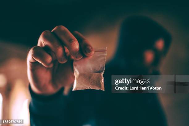 man with cocaine powder - droga recreativa imagens e fotografias de stock