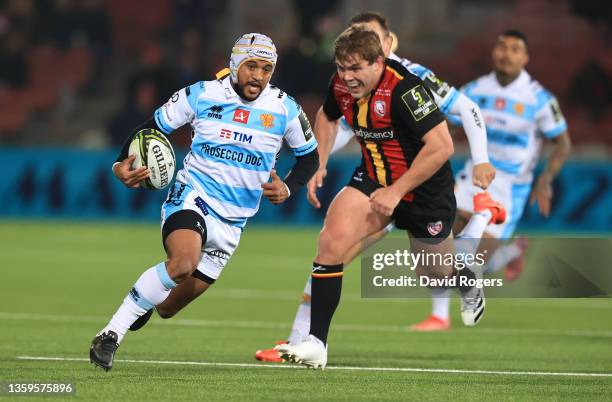 Benetton fly half Rhyno Smith races past Gloucester hooker Jack Singleton during the EPCR Challenge Cup match between Gloucester Rugby and Benetton...