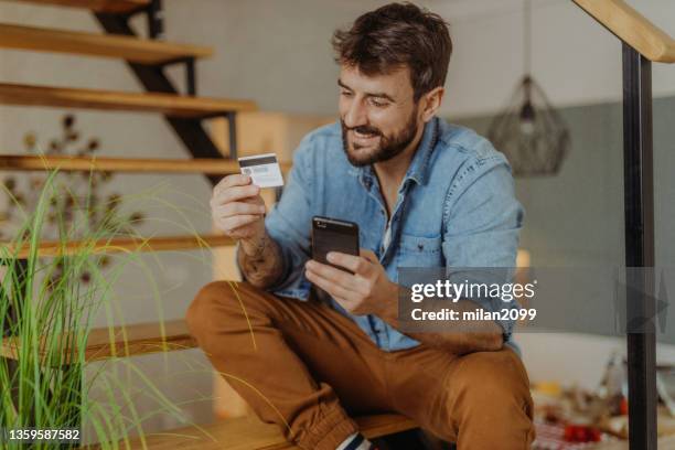 e-commerce  - mann mit kreditkarte stock-fotos und bilder