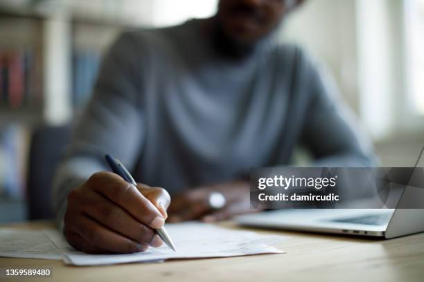 uomo che lavora - hand writing foto e immagini stock