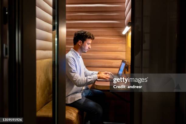 fokussierter geschäftsmann, der in einem isolierten stand im büro arbeitet - cubicle work stock-fotos und bilder