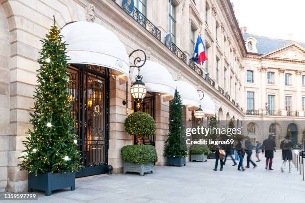 paris : das luxushotel ritz mit weihnachtsdekoration. platz vendome - paris nice stock-fotos und bilder