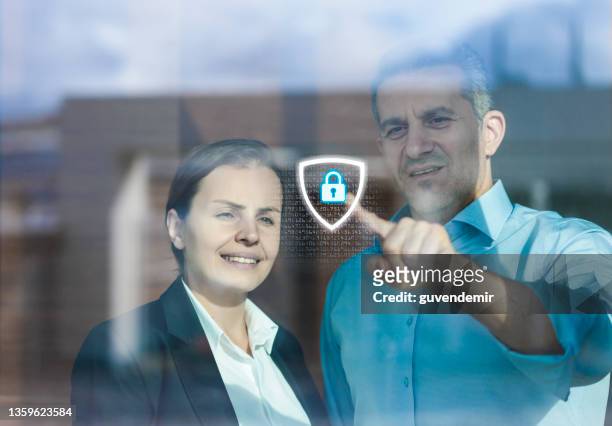 cyber security systems for business network - business woman schild stockfoto's en -beelden