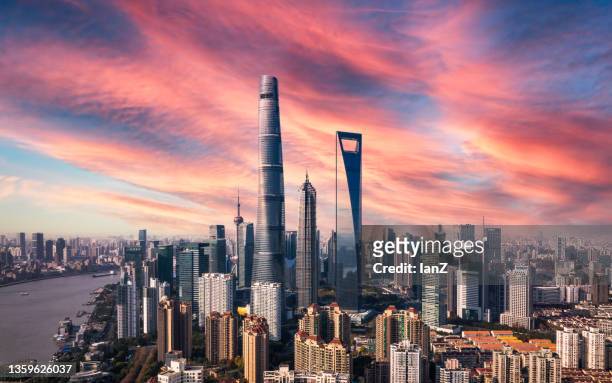 shanghai skyline at dusk - shanghai tower shanghai photos et images de collection