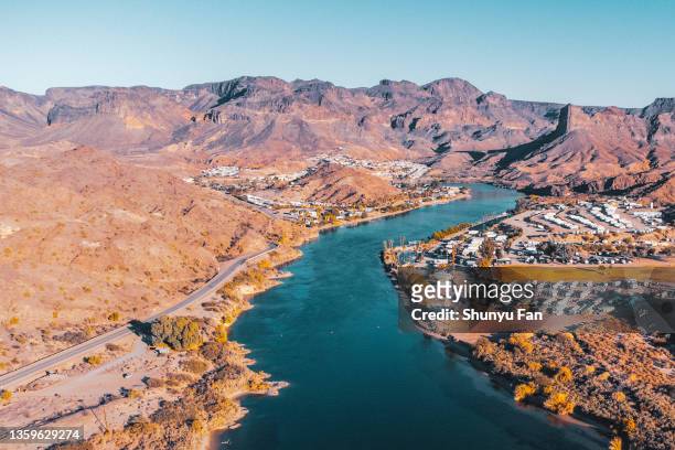 colorado river at boarder of arizona and california - arizona v california stock pictures, royalty-free photos & images