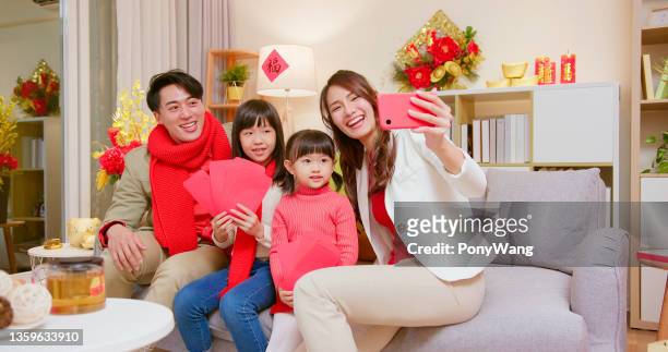 family new year video call - mother daughter webcam stockfoto's en -beelden
