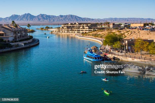 colorado river at lake havasu city - lake havasu stockfoto's en -beelden