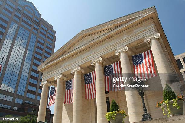 dayton courthouse flags, dayton, ohio - dayton ohio stockfoto's en -beelden