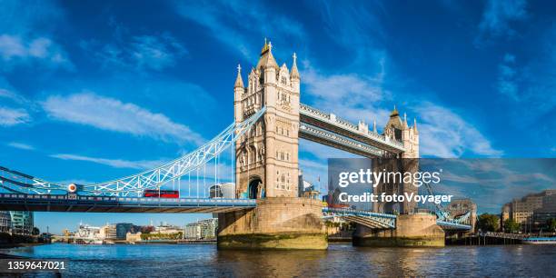 tower bridge roter doppeldeckerbus über thames panorama london - tower bridge stock-fotos und bilder