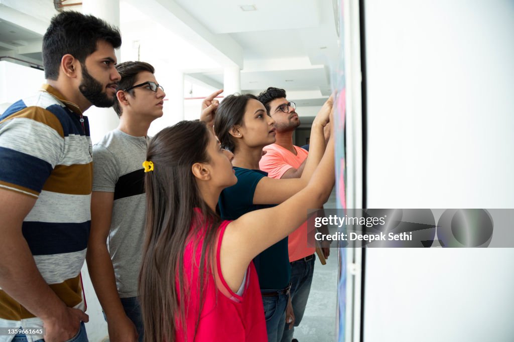 Étudiant vérifiant leur salle d’examen: - photo d’archives