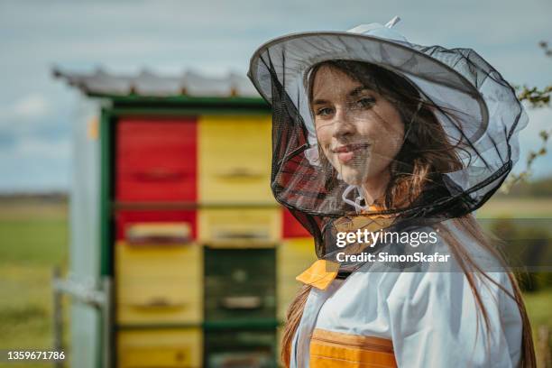 primo piano giovane donna apicoltore, tuta protettiva, guardando la macchina fotografica - apicoltura foto e immagini stock