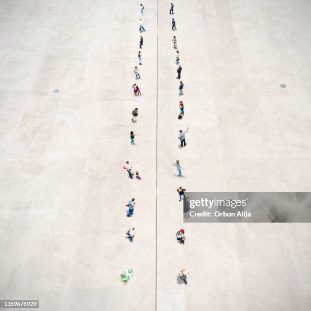 personas de pie en dos zonas separadas - dividir fotografías e imágenes de stock