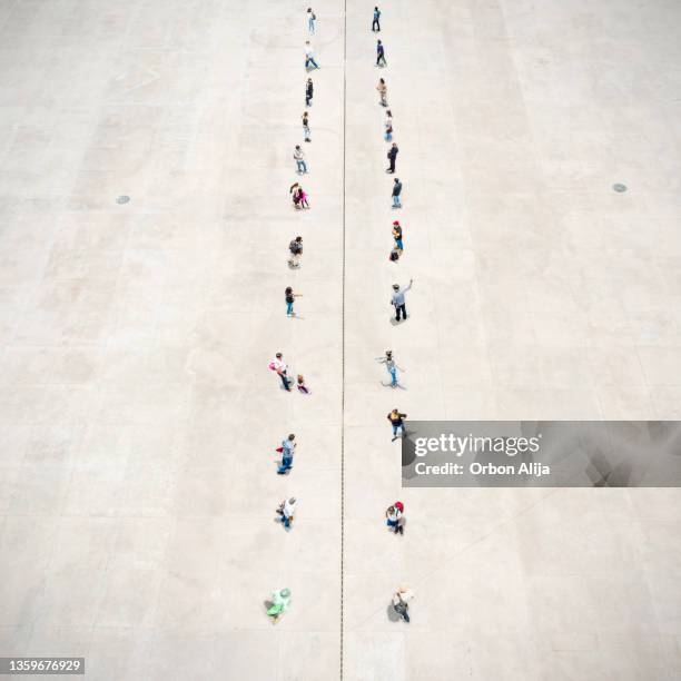 people standing on two separated zones - 分 個照片及圖片檔
