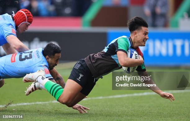 Marcus Smith of Harlequins scores their second try during the Heineken Champions Cup match between Harlequins and Cardiff Rugby at The Stoop on...