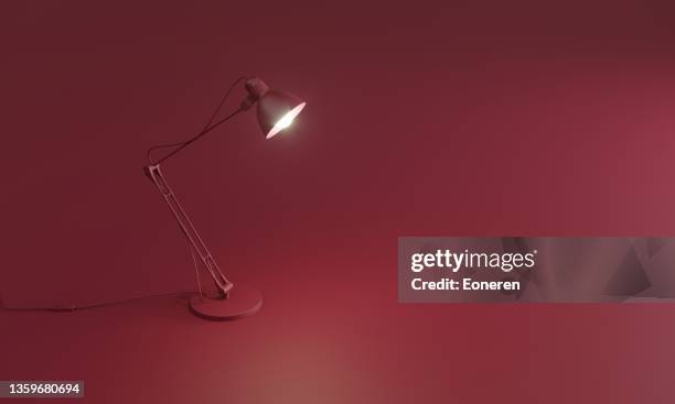 lámpara de escritorio brillante en el suelo rojo - desk lamp fotografías e imágenes de stock