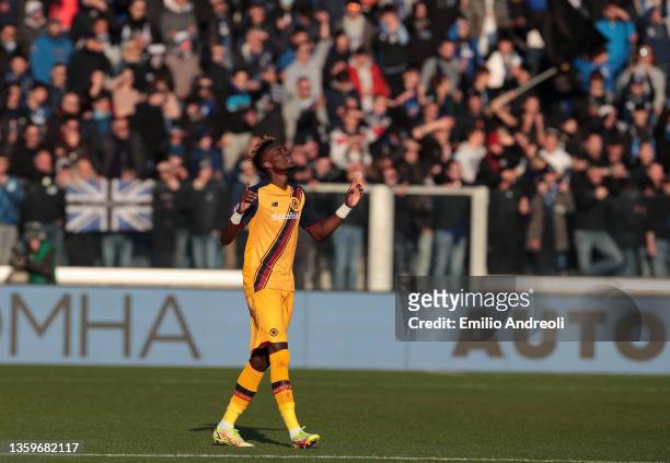 Tammy Abraham of AS Roma celebrates scoring the opening goal during the Serie A match between Atalanta BC and AS Roma at Gewiss Stadium on December...