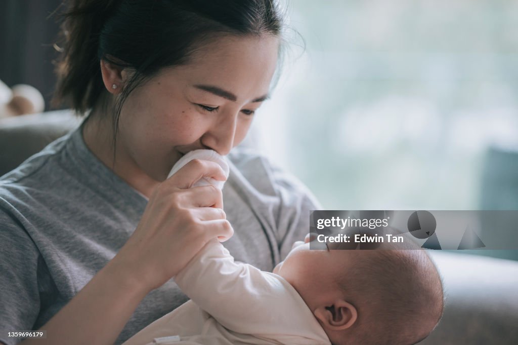 Asiatisch-chinesische Mutter, die sich mit ihrem kleinen Jungen zu Hause verbindet