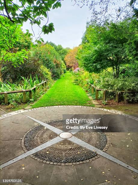 circular pavement compass - cheshire photos et images de collection