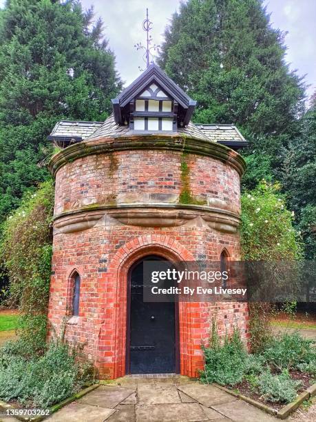 19th century brick dovecote - cheshire photos et images de collection