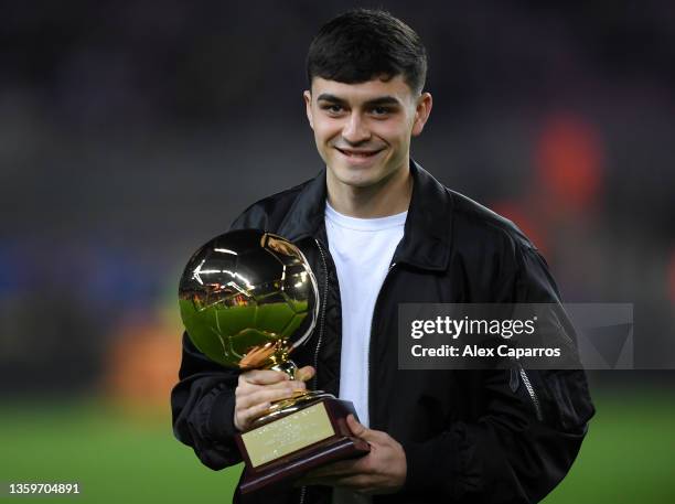 Pedri of FC Barcelona poses with the Golden Boy 2021 award prior to the LaLiga Santander match between FC Barcelona and Elche CF at Camp Nou on...