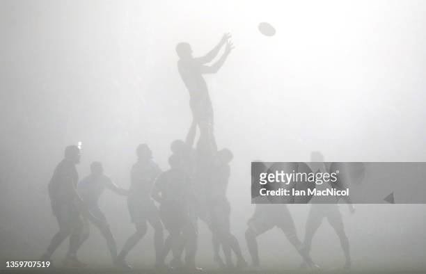 General View of a lineout in the fog during the Heineken Champions Cup match between Glasgow Warriors and Exeter Chiefs at Scotstoun Stadium on...