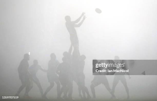 General View of a lineout in the fog during the Heineken Champions Cup match between Glasgow Warriors and Exeter Chiefs at Scotstoun Stadium on...