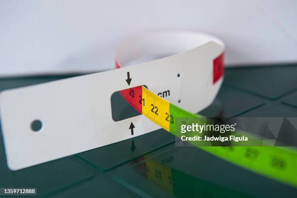 the muac tape, a tool for early detection of acute malnutrition. - malnutrition stock-fotos und bilder