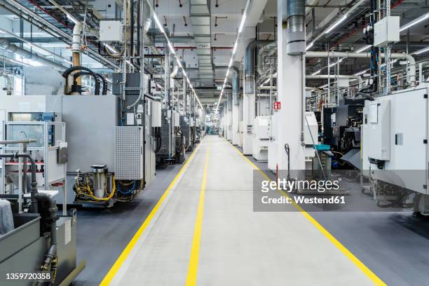 manufacturing machines at factory - edifício industrial fotografías e imágenes de stock