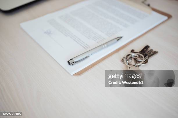 office desk with documents and bunch of keys - house key stock-fotos und bilder