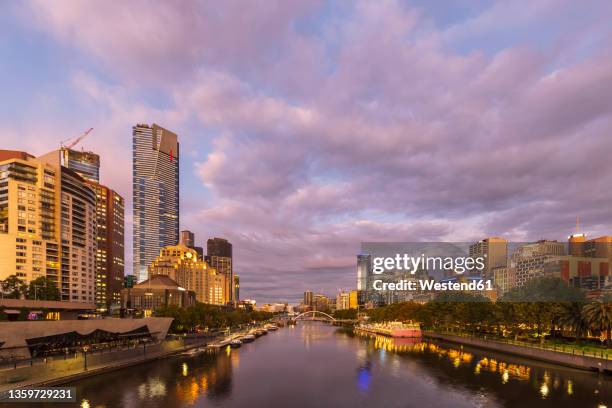 australia, melbourne, victoria, cloudy sky over yarra river canal in southbank at dusk - st kilda stock-fotos und bilder