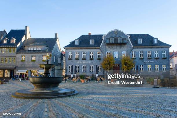 germany, lower saxony, goslar, fountain in center of historic market square - goslar stockfoto's en -beelden