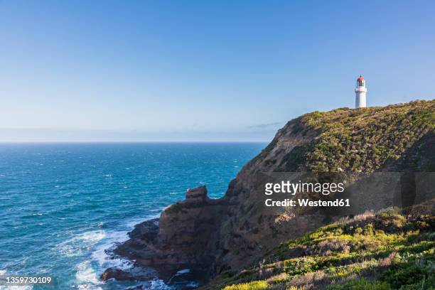 australia, victoria, cape schanck, cape schanck lighthouse standing at edge of cliff - bass strait stock pictures, royalty-free photos & images
