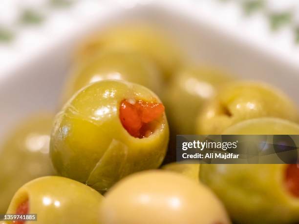 pimento stuffed green olives - pimientos stockfoto's en -beelden