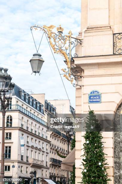 una hermosa farola en la plaza vendôme - plaza vendome fotografías e imágenes de stock