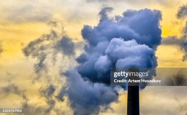 factory producing large amount of poisoned emissions - schornstein stock-fotos und bilder