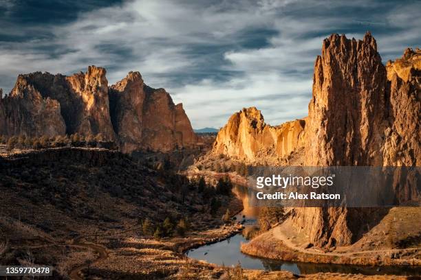 dramatic view of the jagged rock faces in smith rock state park - smith rock state park fotografías e imágenes de stock