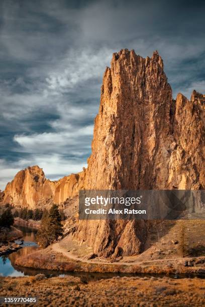 dramatic view of a jagged rock face in smith rock state park - rock hoodoo stockfoto's en -beelden