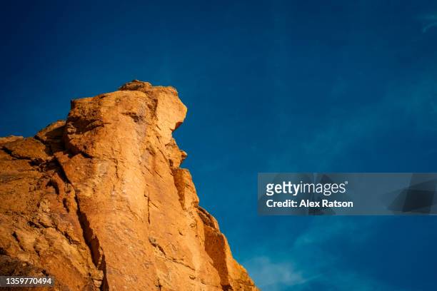 looking up at a dramatic rock face in smith rock state park - smith rock state park fotografías e imágenes de stock