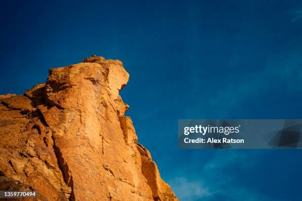 looking up at a dramatic rock face in smith rock state park - smith rock state park stockfoto's en -beelden