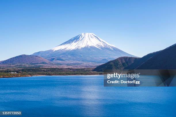 fuji mountain at lake motosu in winter sunny day, japan - fuji stockfoto's en -beelden